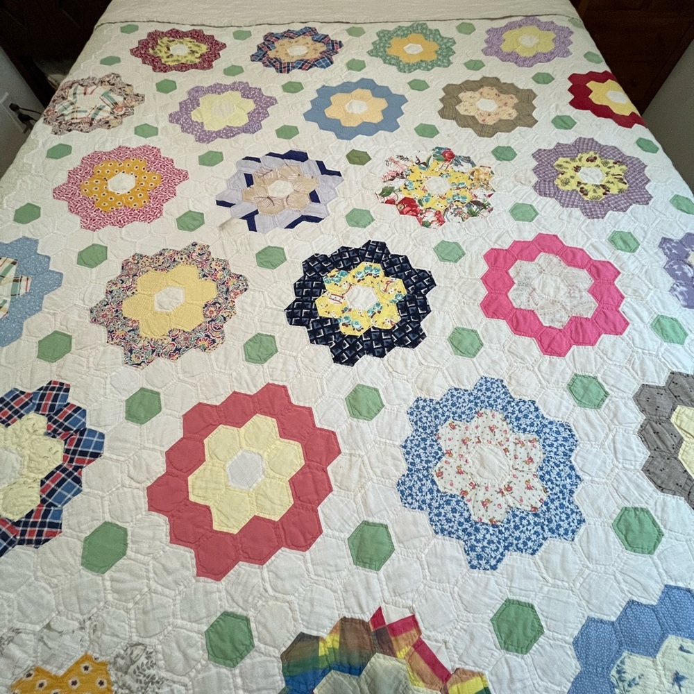 Vintage 60s 70s Feedsack Honeycomb Grandmas Flower Garden Queen XL Cotton Quilt